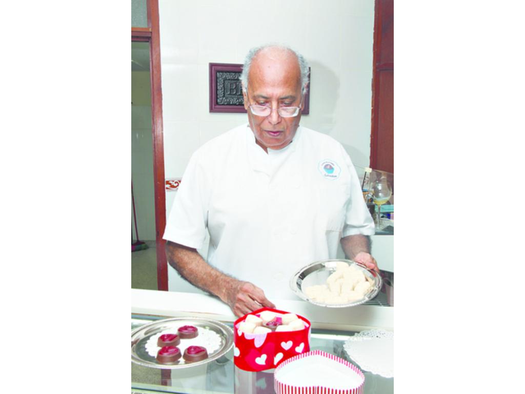 En las fábricas de hacer chocolates además se hacen arreglos.(Alcides Rodríguez.)