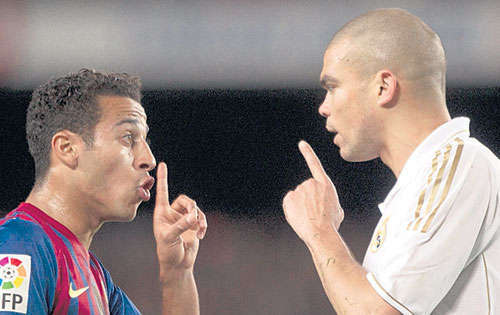 <p>Reclamo. Pepe y Thiago Alcántara se encaran durante el partido.</p>