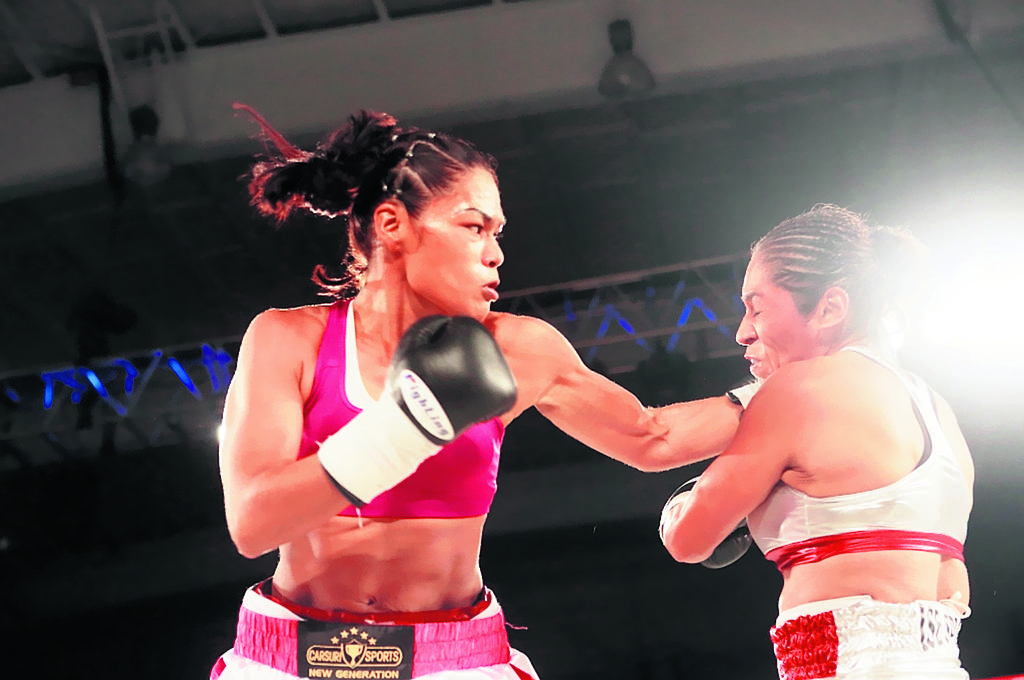 Supergallo. La China Sánchez (i) ganó cetro mundial. ()