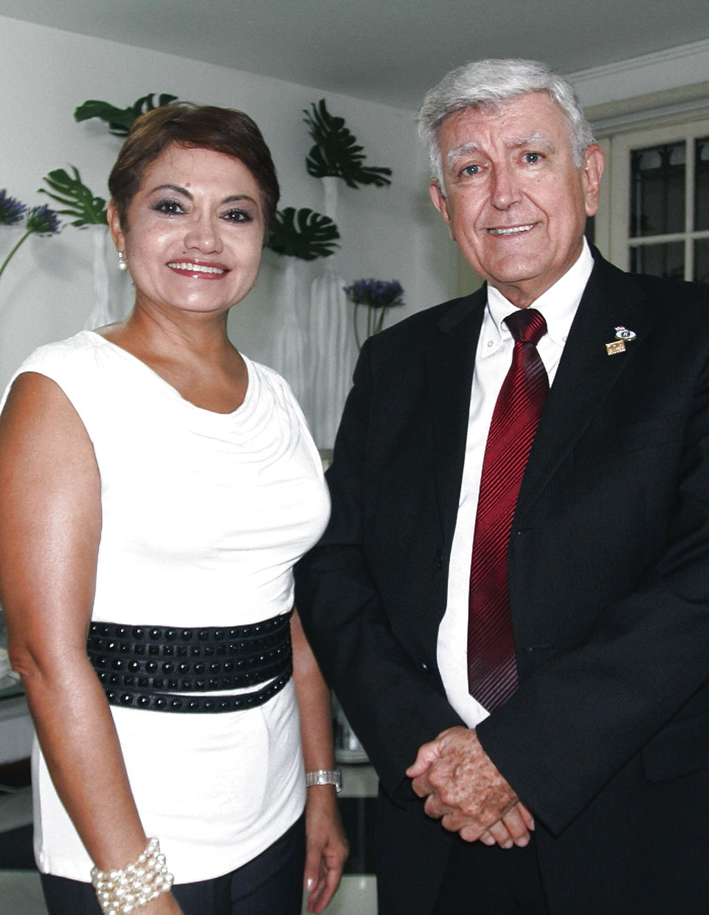 Maribel Cuervo de Paredes y el Dr. Ricardo Velásquez.()