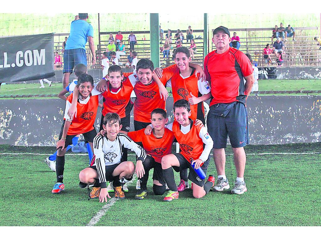 Los tigres de Bella Vista junto a su técnico.()