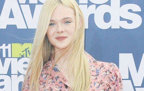 <p>La actriz Elle Fanning resume en una sola pieza la tendencia actual con este jumpsuit corto de estampado de flores, acartuchado en la basta y con recogidos.</p>