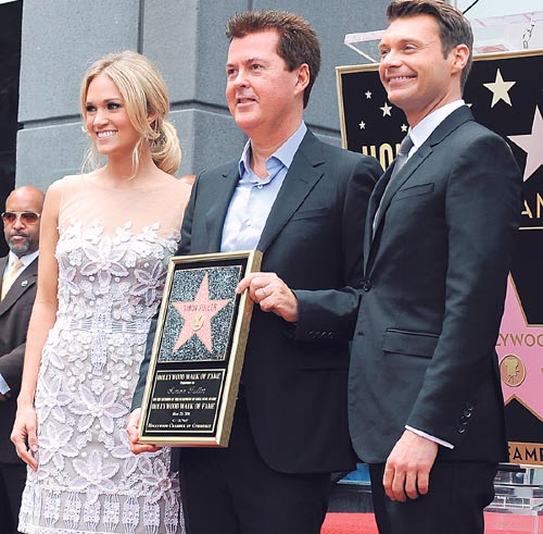 <p>Homenaje. Carrie Underwood, Simon y Ryan Seacrest. </p>