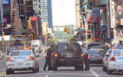 <p>Seguridad. Revisan los vehículos en búsqueda de bombas.</p>