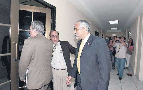 <p>Directivos. Eduardo Lucas Mora, Félix Bonilla y Elías García Mayorga antes de la reunión.</p>