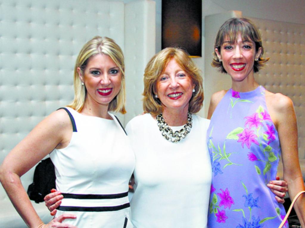 3. Caroline Schmitt, María José Magallón y Paola Schmitt.