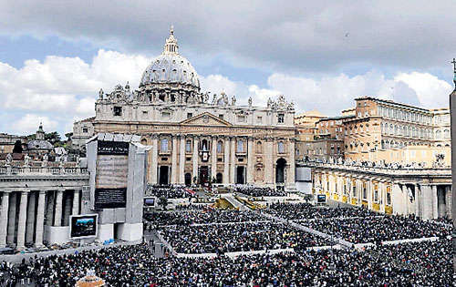 <p>Apoyo. Los fieles abarrotaron la Plaza de San Pedro para recibir la bendición papal.</p>