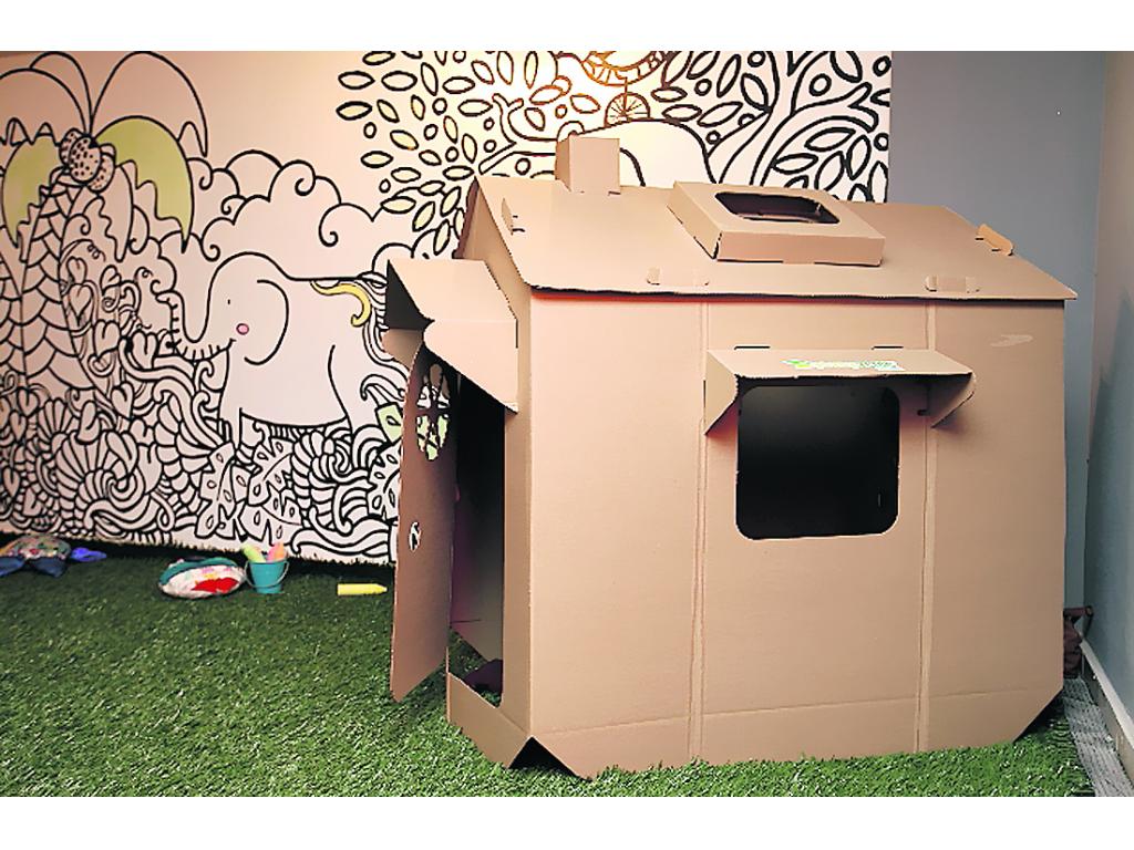 Para los niños. Una cómoda casita de cartón.()