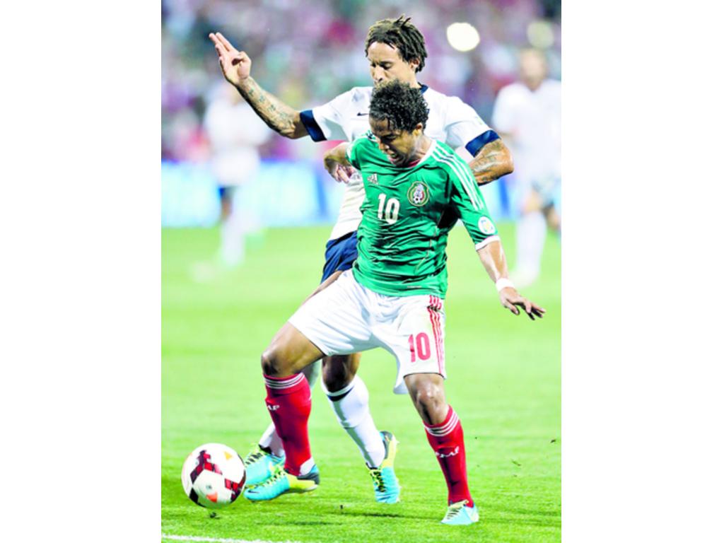 3. Giovani dos Santos no pudo hacer nada para evitar la derrota.