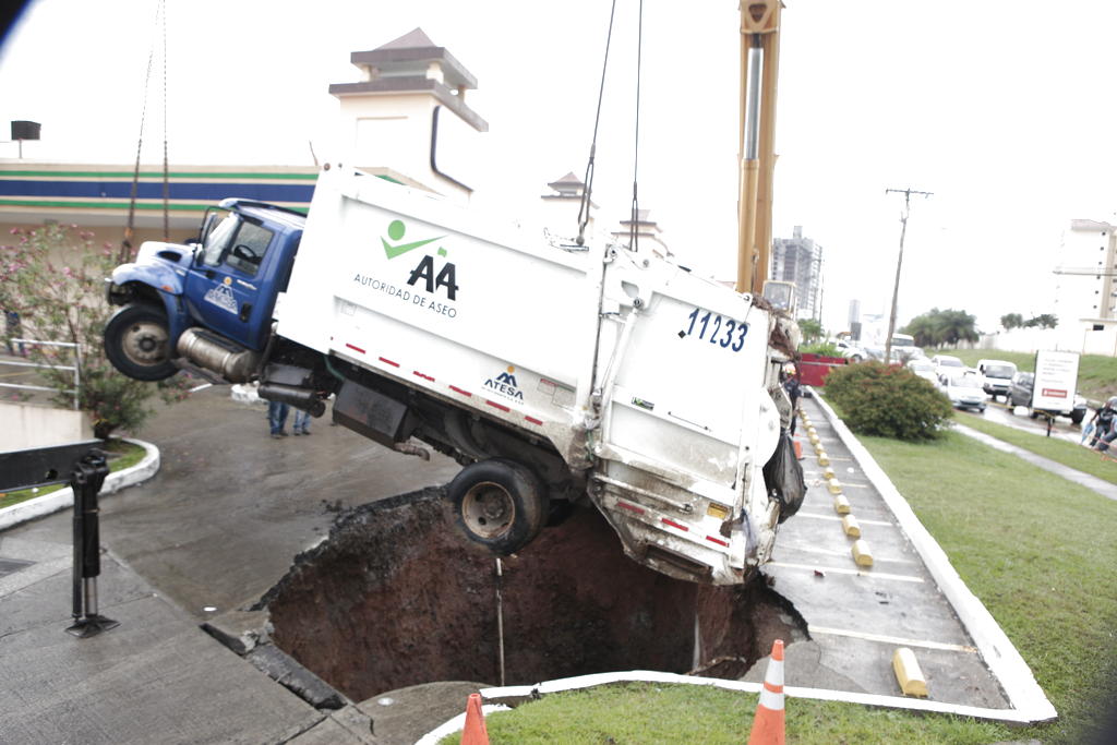 Tras tres intentos y dos grúas, lograron sacar el compactador de basura. Foto: Víctor Arosemena.<br>
