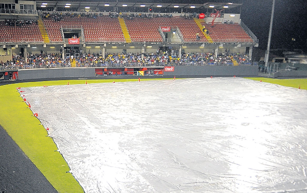 <p>Esperan. La lluvia fue protagonista.</p>