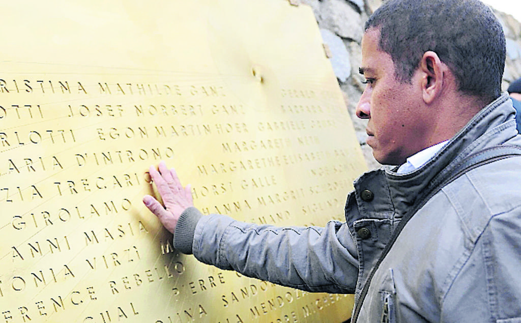 Placa. Un hombre busca el nombre de un familiar.(AP)