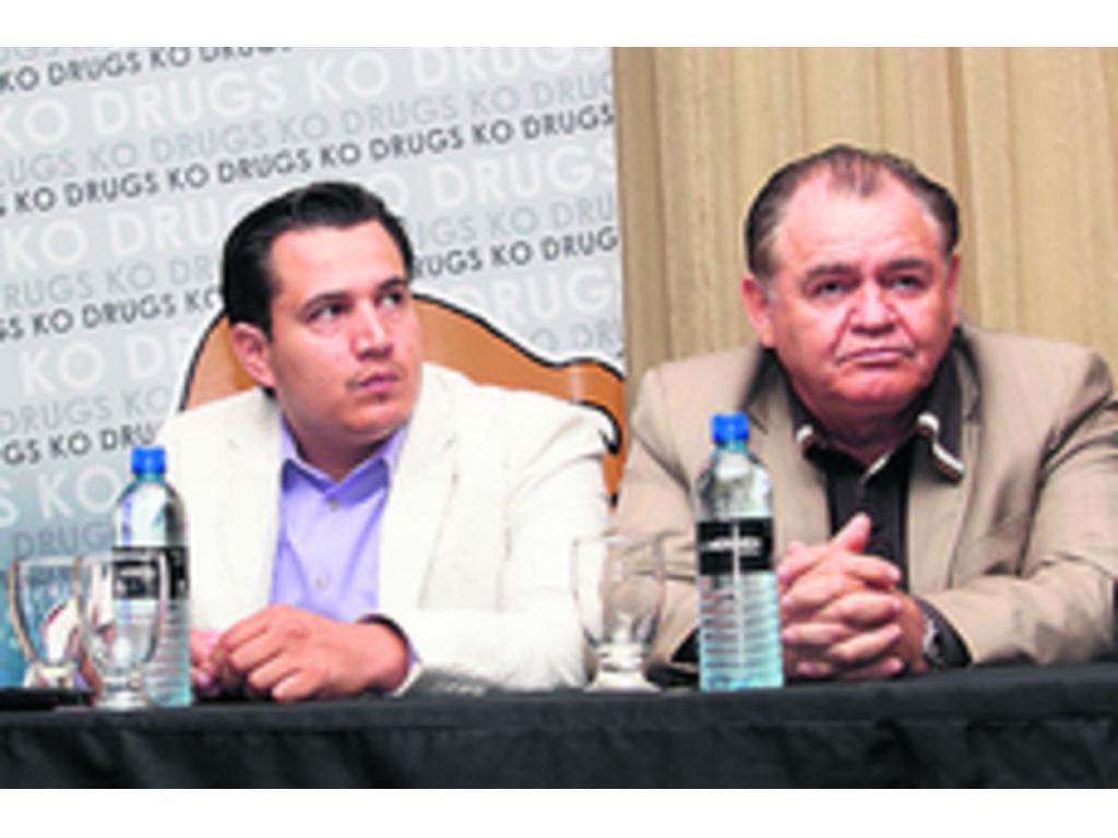 José Reynoso (dcha.), manejador de Canelo y su hijo.(Anayansi Gamez)