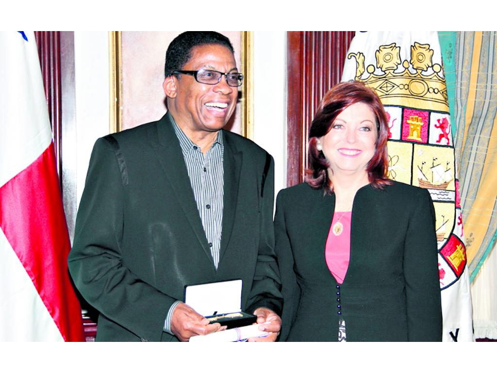 Herbie Hancock al momento de recibir las Llaves.()