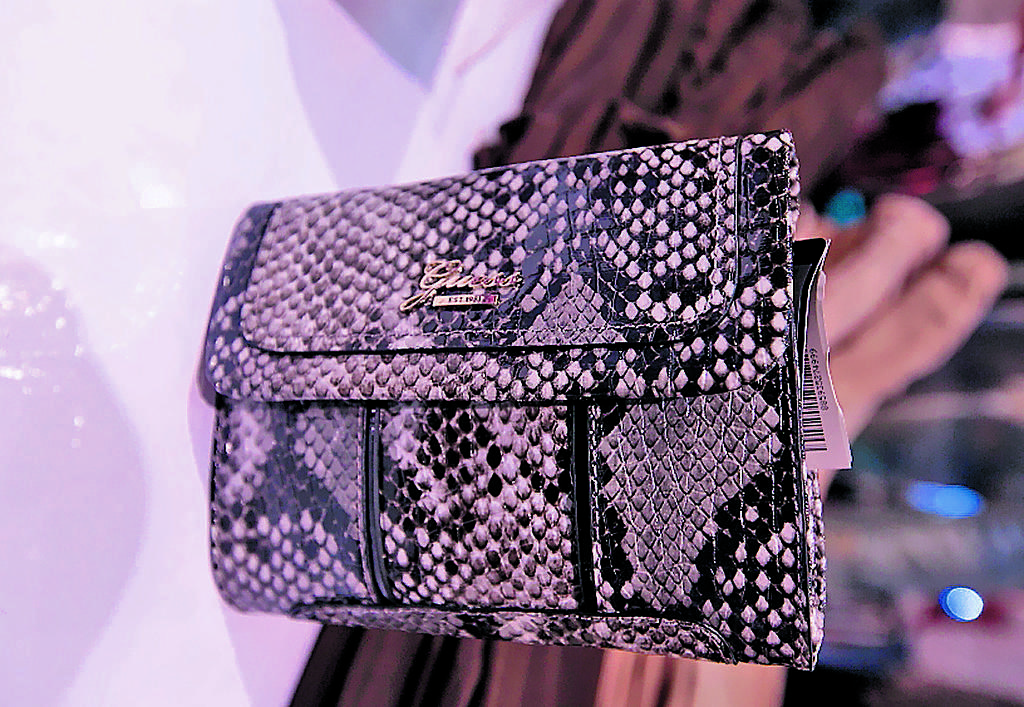 Guess. El animal print no se va de nuestro armario ni de nuestros bolsos. Esta wallet con piel de serpiente es una de las más buscadas por las amantes de esta prestigiosa firma. ¡Espectacular!()
