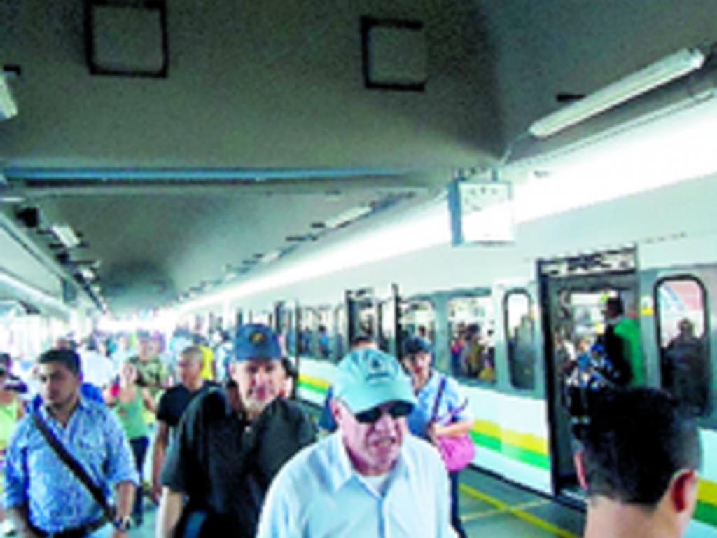 En Medellín hay tres líneas de metrocable, dos de uso público como medio de transporte y uno adicional de uso turístico. La línea K y J tiene entre 90 cabinas con capacidad para 10 personas cada uno. Cada cabina puede alcanzar 399 metros de altura, depe