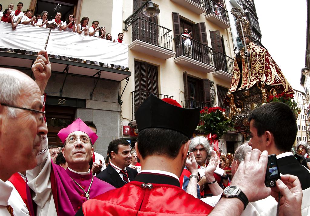 El arzobispo de Pamplona y Tudela Francisco Pérez (i), bendice la imagen del Santo en el Pocico de San Fermín. Foto: EFE<br>