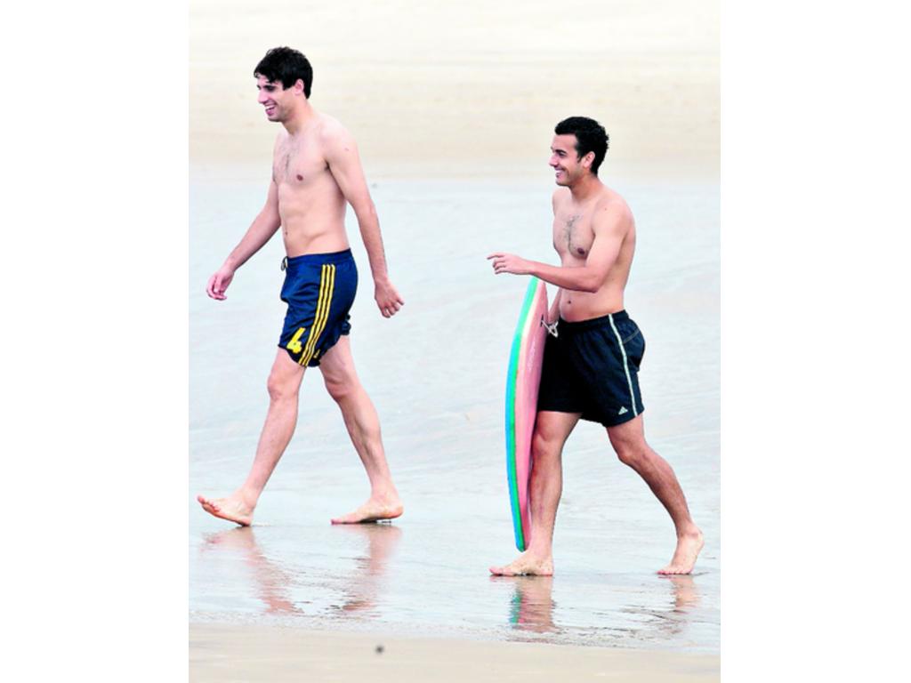 Los jugadores de la Roja gozaron ayer de las playas brasileñas.(EFE)