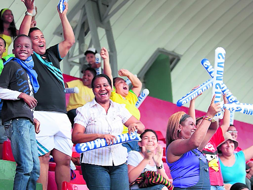 Los fanáticos apoyaron con sus aplausos y gritos.()
