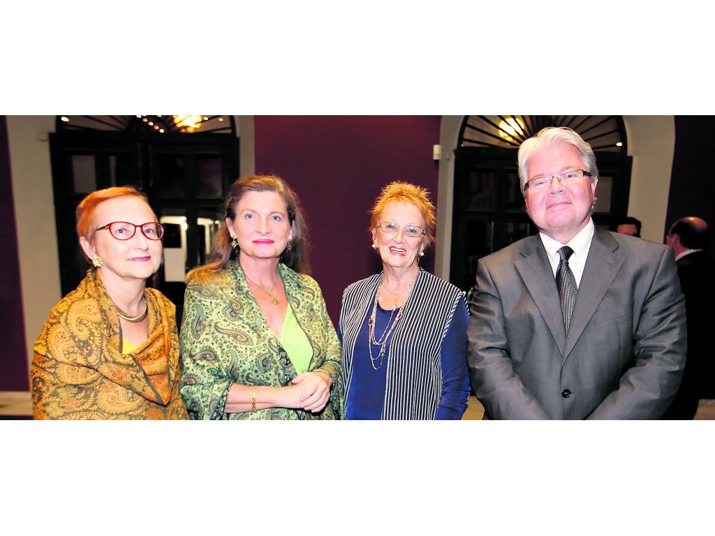 Micheline Stepko, Melanie Holmes, Joyce Perrin y Gary Anderson.()