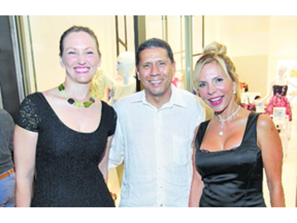 2. Amy Hackett - Jones, Luis Romero y Rosi Ramírez.