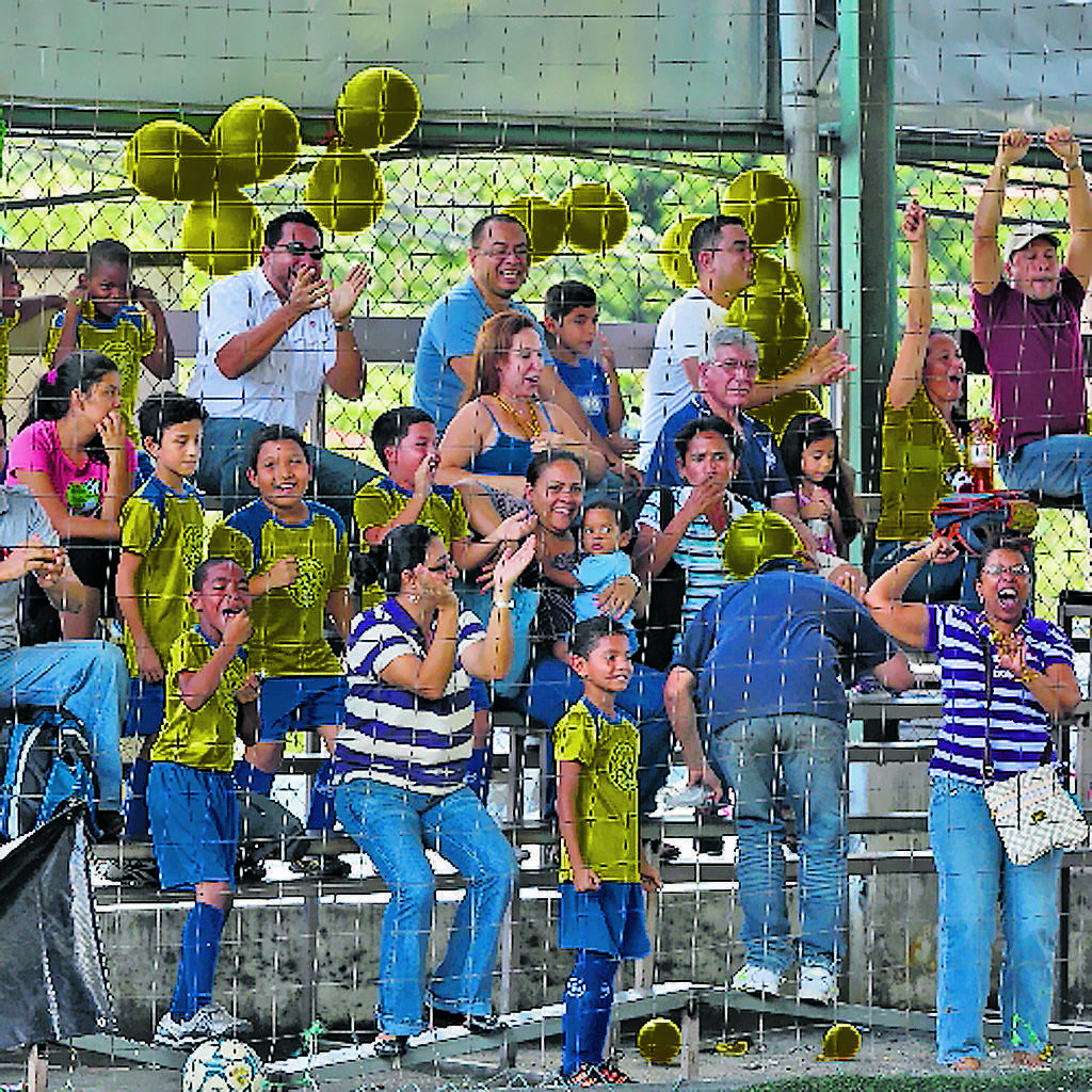 La afición de la academia Once celebrando.()