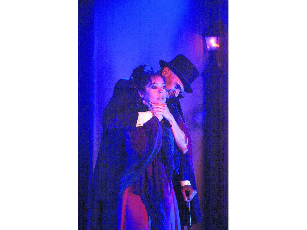 Hyde destila maldad.()