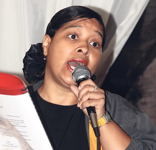 <p>Poetisa Indira Moreno</p>