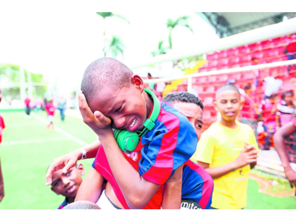 Ante la celebración de los locales tras la conquista de los jugadores del equipo istmeño de baloncesto, un canastero costarricense, decepcionado por la derrota, se desploma en el tabloncillo.(Anayansi Gamez)