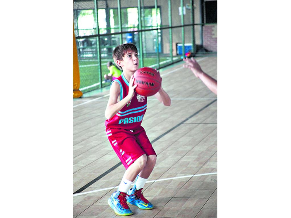 Resistencia. Son cuatro periodos de juego que tiene un partido de baloncesto y para resistirlos se requiere de un buen entrenamiento físico y enfoque.