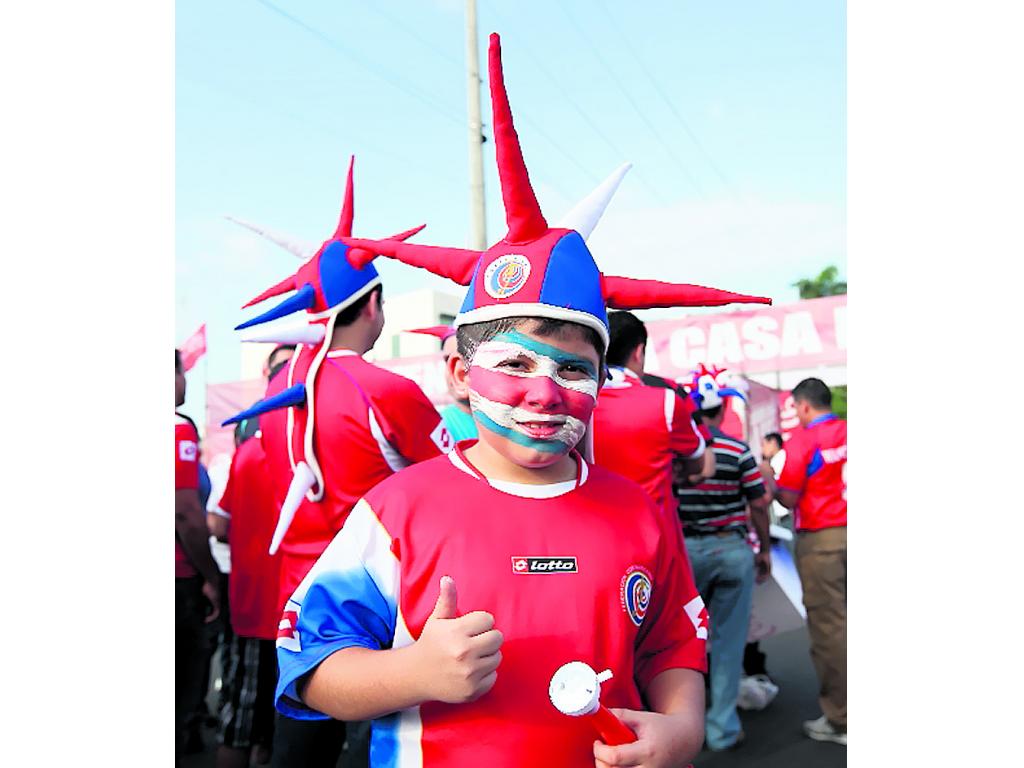 5. Los disfraces atrajeron las miradas de los fanáticos.()