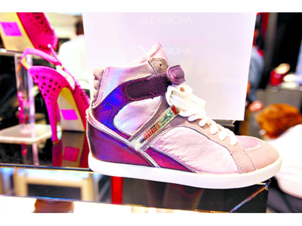 Tendencia. Lleva tus zapatillas wedge sneakers by Guess a donde quiera que vayas, ya que combina con todo. Estas combinan tonos metálicos en rosa y dorado.