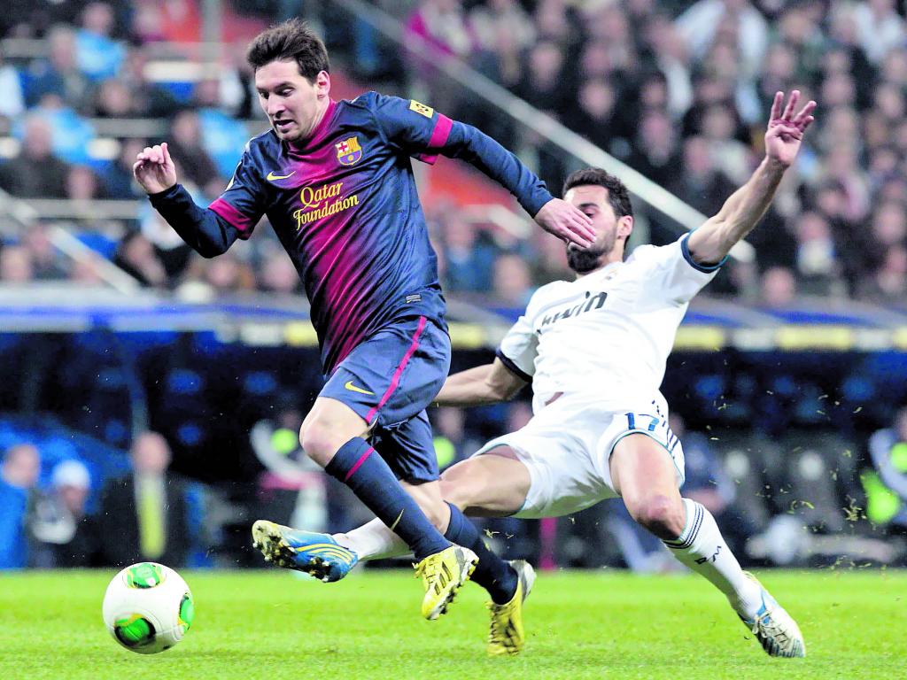 Partido. El delantero argentino del F.C. Barcelona, Leo Messi (i), intenta llevarse el balón ante el defensa del Real Madrid Álvaro Arbeloa.(EFE)