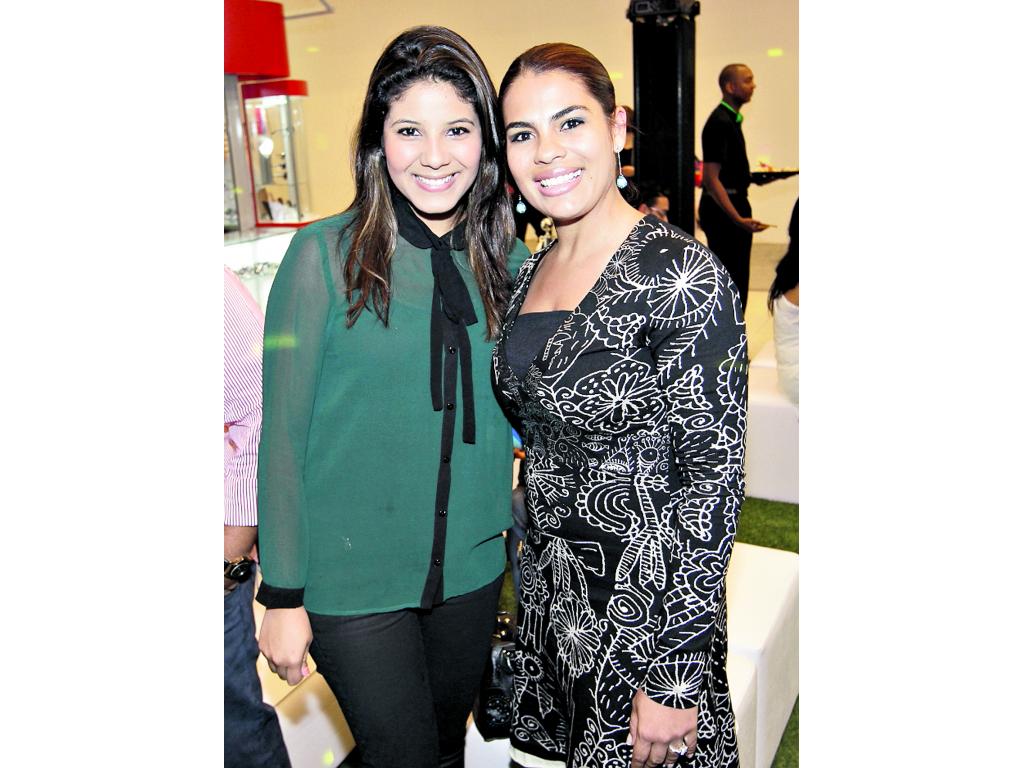 6. Stephanie Villarreal y Alexa Rodríguez.()