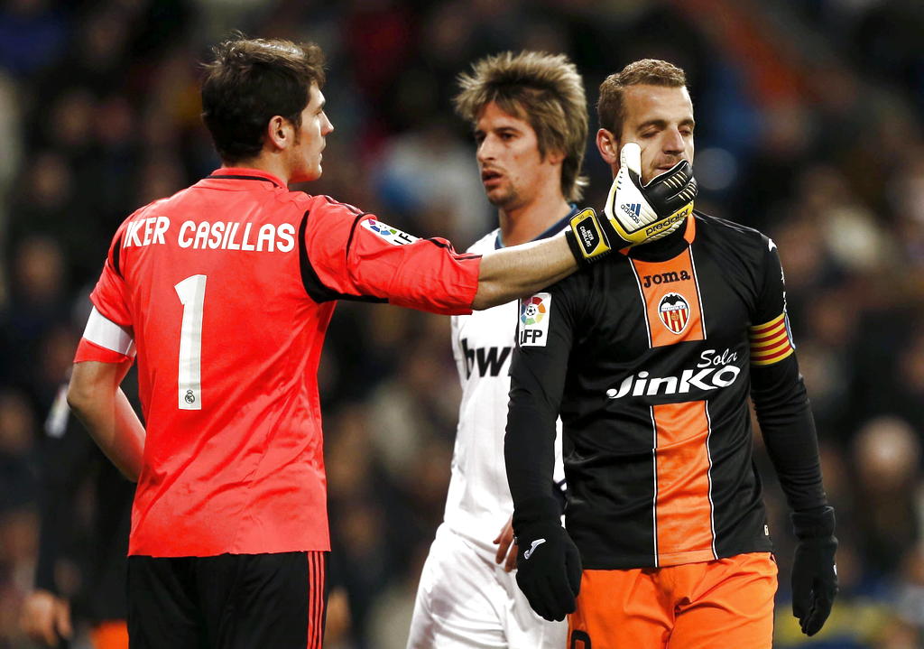El portero del Real Madrid Iker Casillas (i) y el delantero del Valencia Roberto Soldado, durante el partido de ida de cuartos de final de la Copa del Rey. EFE<br>