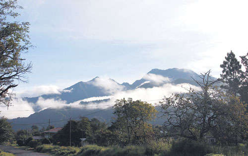 <p>Clima. Permite el desarrollo de actividades agrícolas.</p>