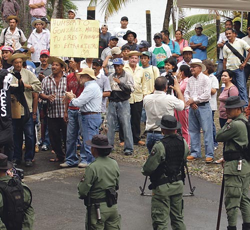 <p>Policía.Vigilaron la protesta en la entrada de la represa.</p>