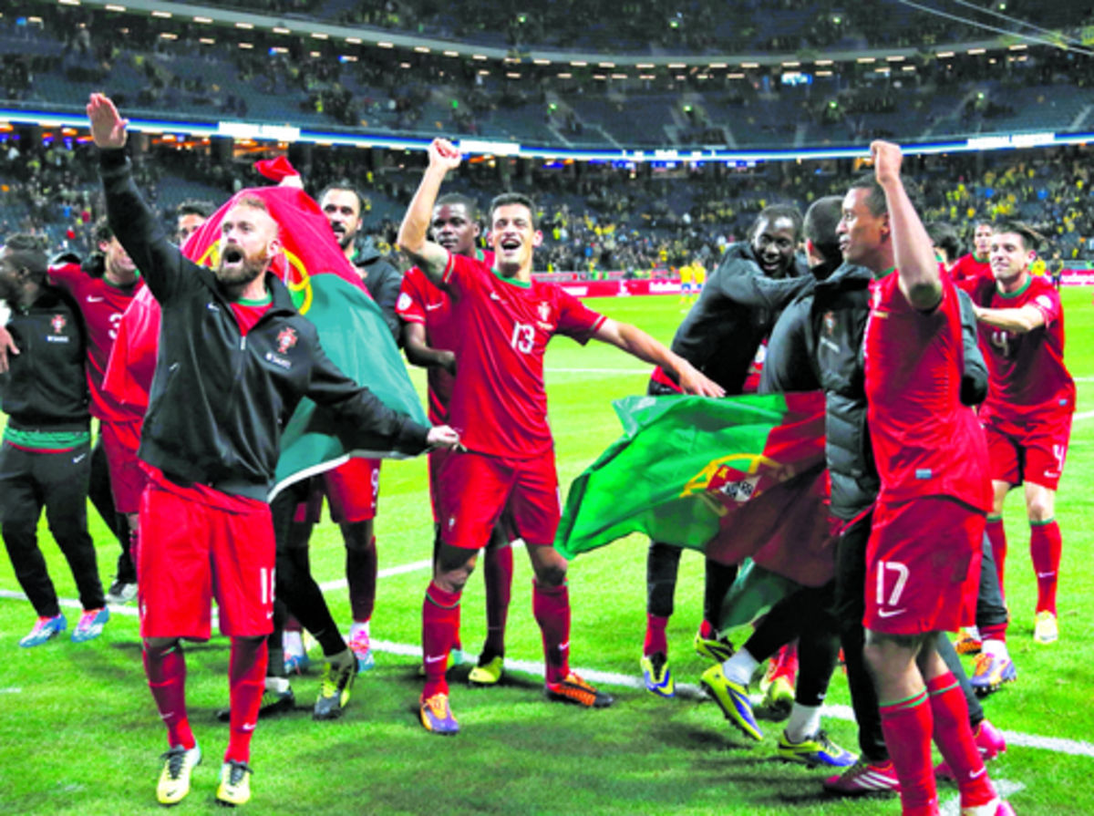 La selección de Portugal celebró con los compatriotas que hicieron el viaje hasta Suecia.(AP)