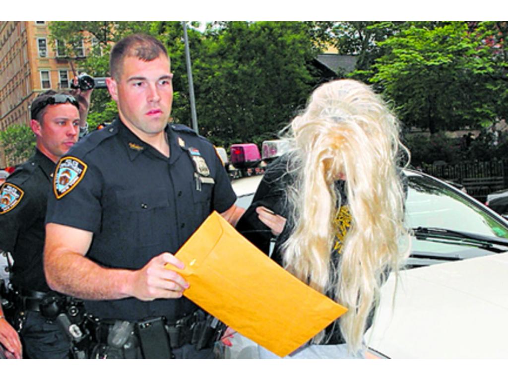La actriz fue arrestada después de tirar una pipa de agua por la ventana de un edificio en Nueva York. Fue diagnosticada como mentalmente inestable. Recién finalizó su permanencia en un centro de rehabilitación.