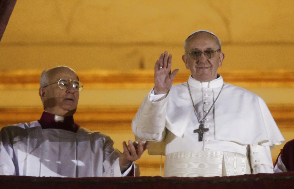 Francisco I saluda a los feligreses que están apostados en la plaza de San Pedro. Foto/AP<br>