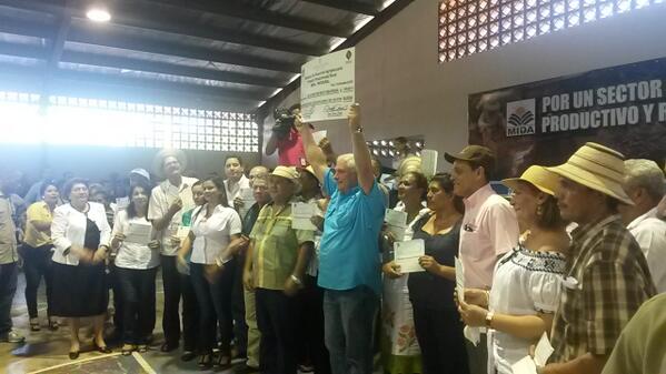 El mandatario de la Nación con los productores de Las Tablas. Foto/Cortesía del MIDA<br>