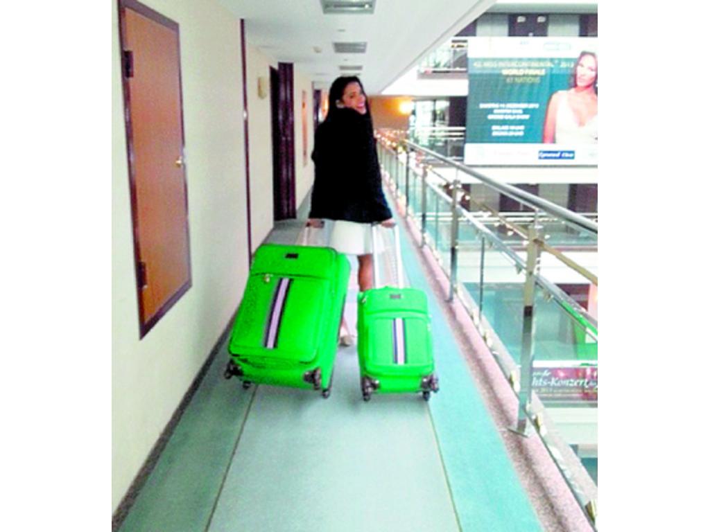 Cuando se marchaba del hotel para el aeropuerto, como una reina.