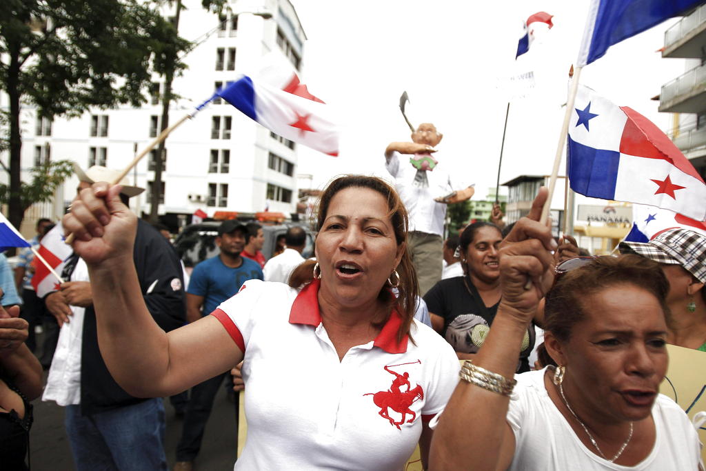Un grupo de partidarios políticos y de la sociedad civil realizan la marcha en rechazo a la privatización de la Zona Libre de Colón. EFE<br>