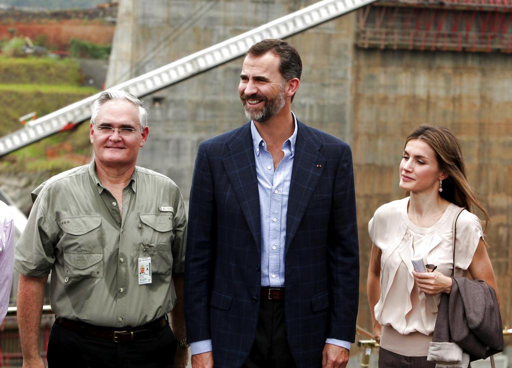 Los Príncipes de Asturias junto al administrador de la Autoridad del Canal de Panamá, Ricardo Quijano (i), durante su visita a las obras de ampliación del Canal de Panamá. Foto/EFE<br>