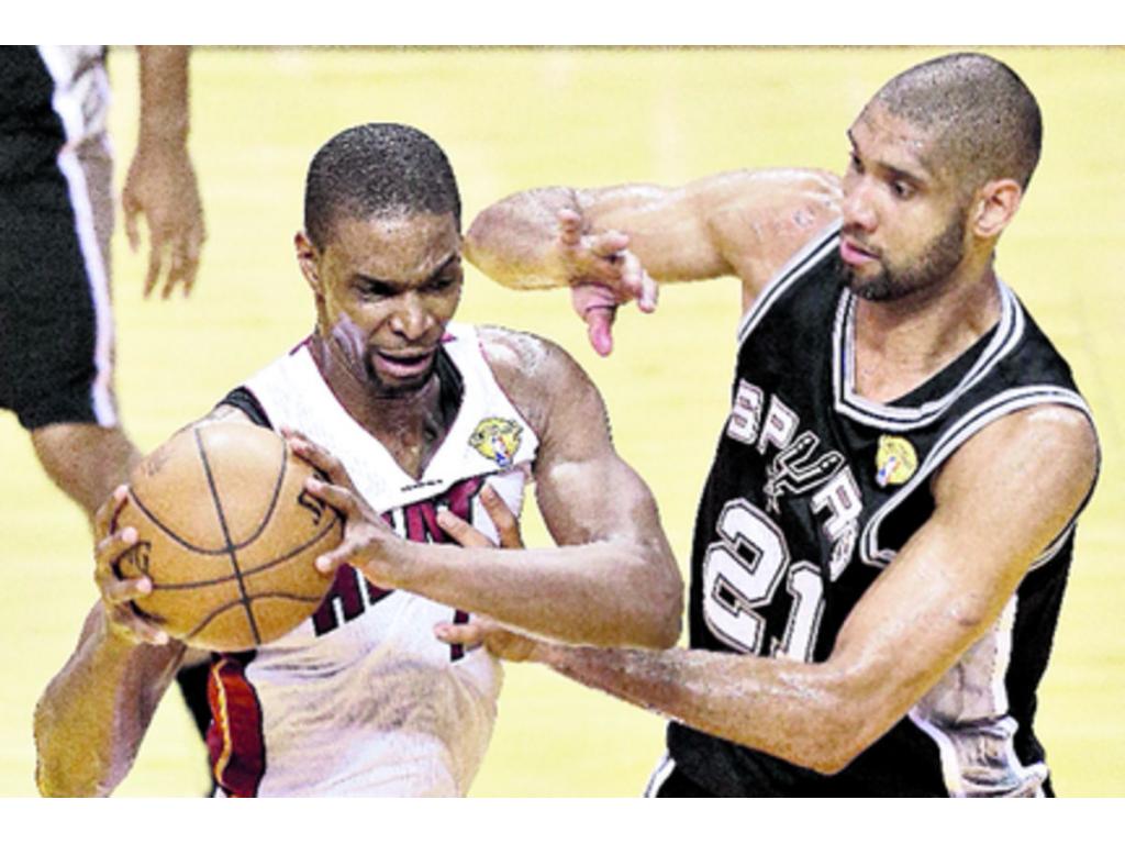 El pívot Chris Bosh (izq.), que había sido criticado por la falta de aportación en su juego interior, esta vez respondió y aportó 12 puntos, 10 rebotes, cuatro asistencias, tres recuperaciones de balón y un tapón.(AP)