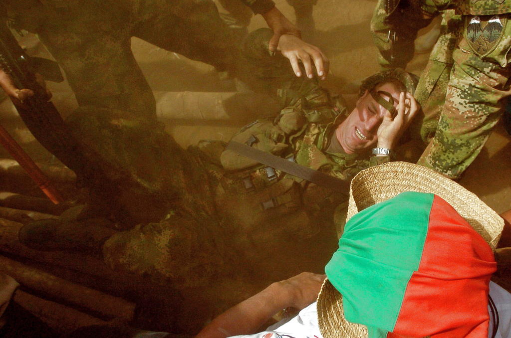 Miembros de la guardia indígena expulsan al sargento Rodrigo García junto a otros soldados que custodian un puesto militar de control en el cerro El Alto del Berlín hoy, martes 17 de julio, en Toribio, Cauca, Colombia. EFE/CHRISTIAN ESCOBAR MORA