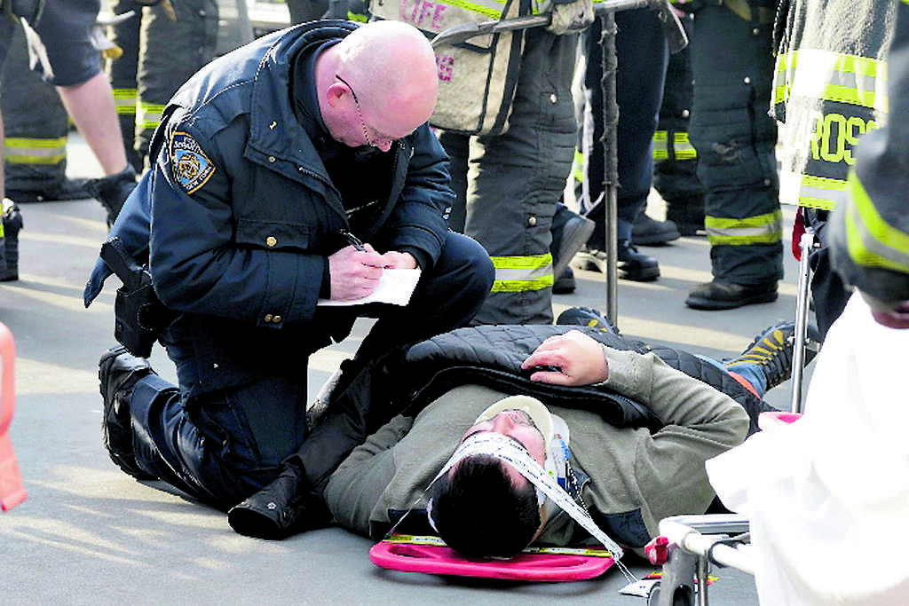 Datos. Un policía toma declaración a un afectado.(AP)