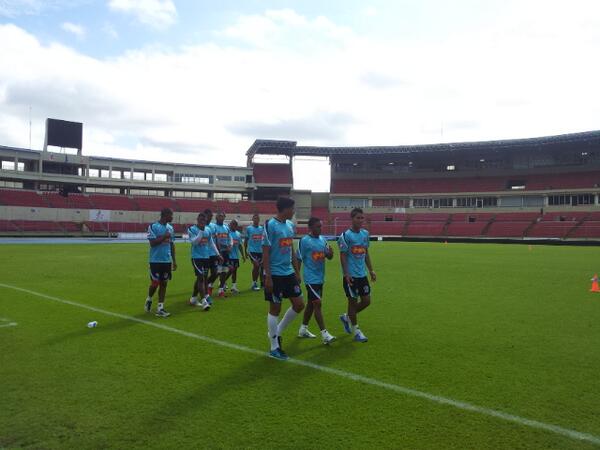 Amílcar Henríquez entrena con balones. Foto/Fepafut