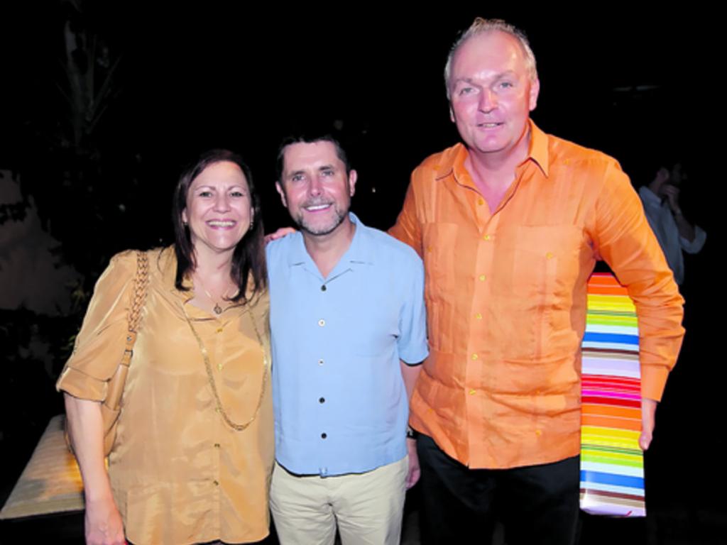2. Mara Goldner, Romel Adames y Denise Vergara de Burrows.