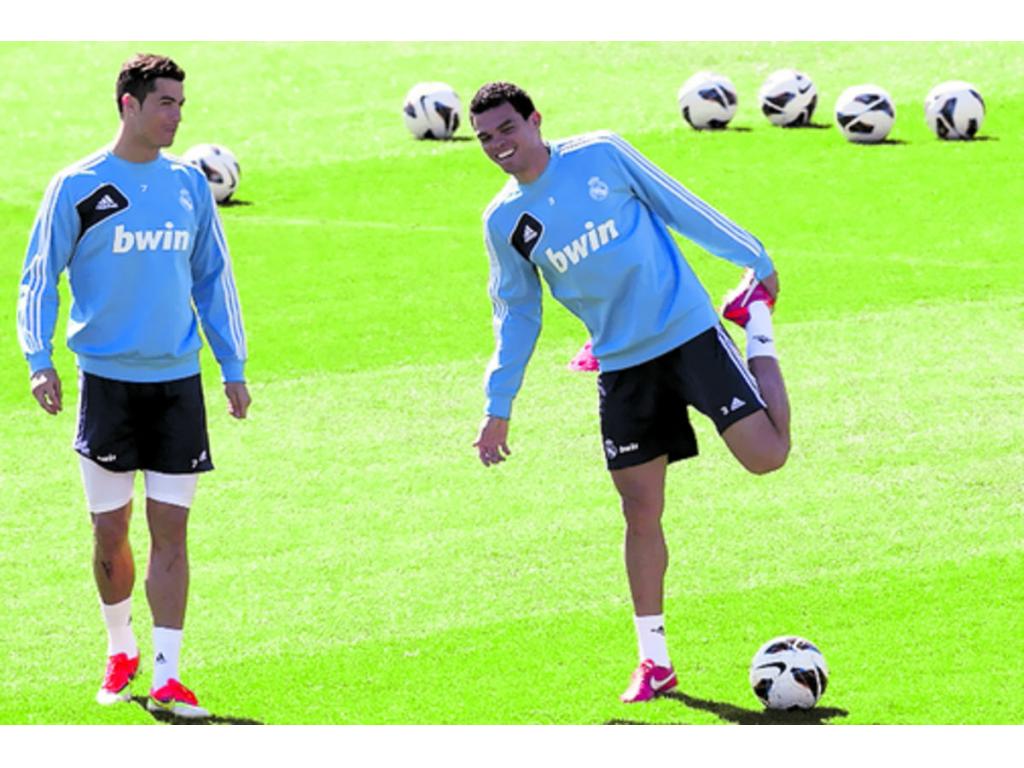 Pepe (dcha.) no ha tenido su mejor temporada con el Real Madrid. (EFE)